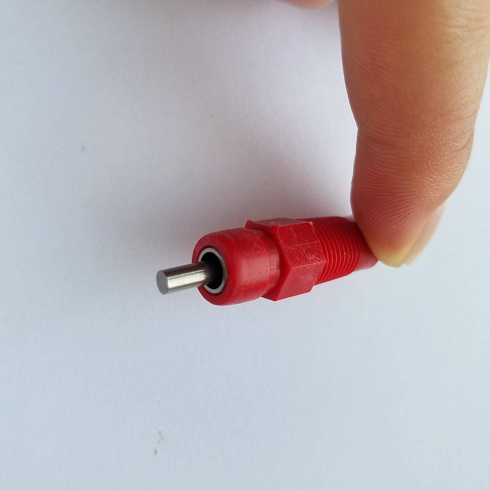 пьющая из красной соски 4